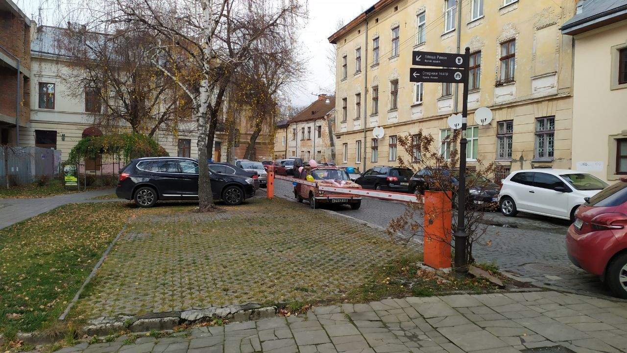 Львів'янин повністю оббив свою автівку килимами: кумедні фото
