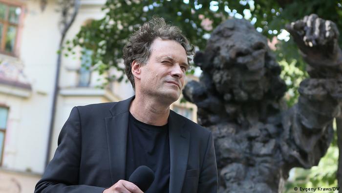 Скульптор Себастіан Швайкерт на відкритті скульптури у Львові