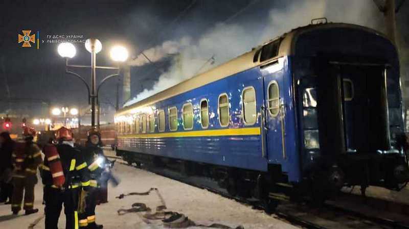 На вокзале Львова загорелся пассажирский вагон (ФОТО) - фото 2