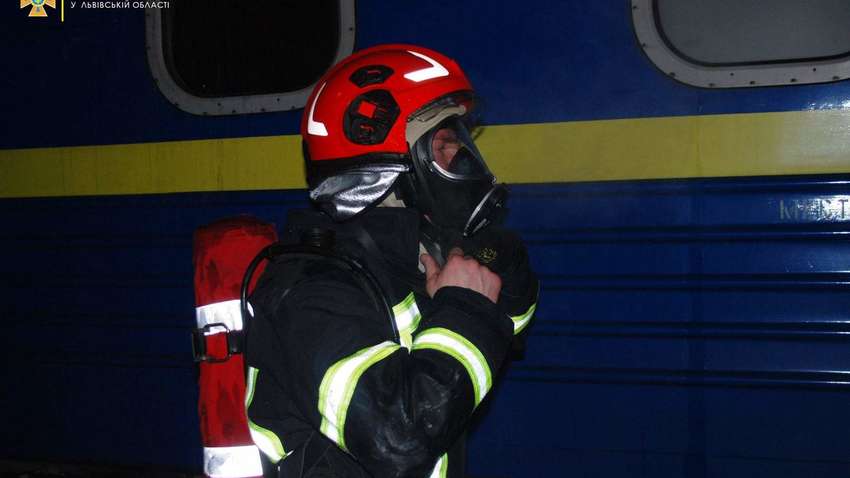 На вокзале Львова загорелся пассажирский вагон (ФОТО)