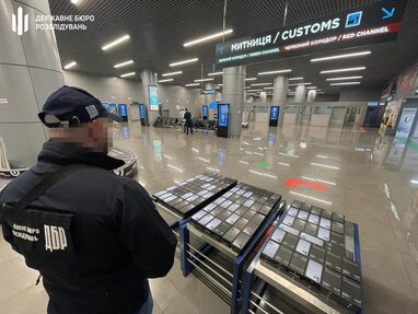 В аеропорту Одеси викрили контрабандиста з двома сотнями айфонів (фото)