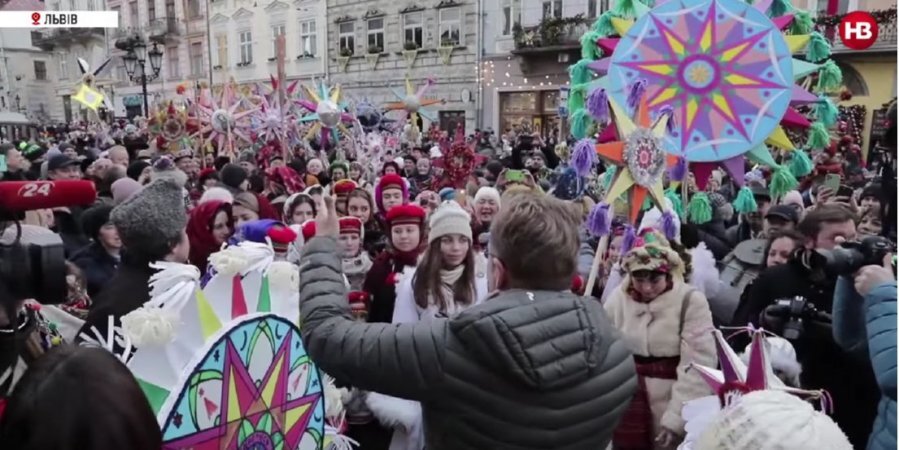 У традиційній ході у Львові взяли участь сотні людей (Фото: Скриншот відео НВ/YouTube)