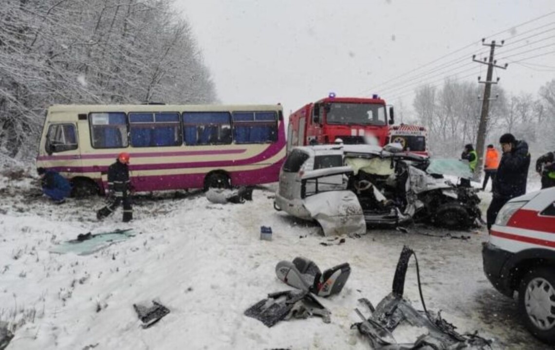 На Львівщині зіткнулися рейсовий автобус та легкове авто. В аварії постраждали 7 людей, серед яких 9-річний хлопчик.