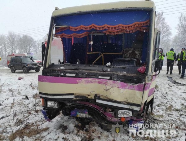 Водитель и три пассажирки автобуса госпитализированы