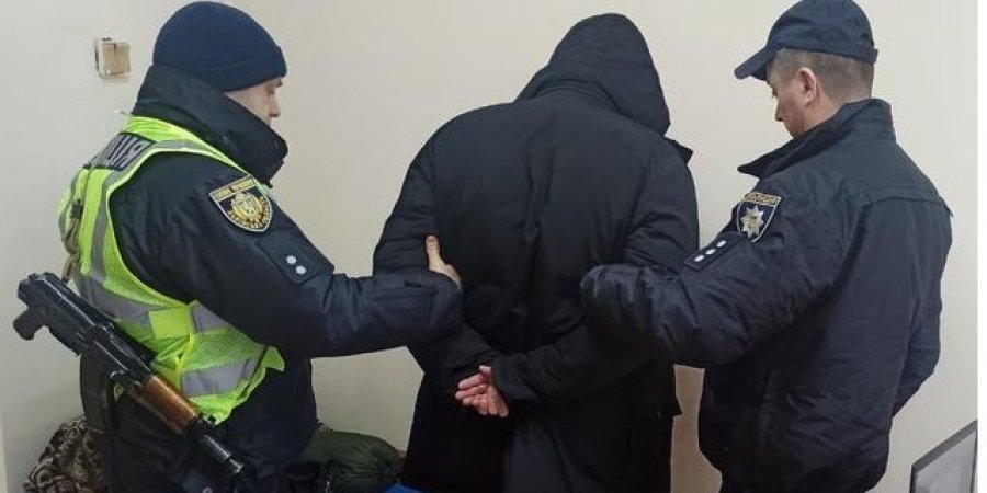 Убивство в Дрогобицькому районі сталося увечері, а вже на ранок на підозрюваного одягнули кайданки (Фото: Поліція Львівської області)