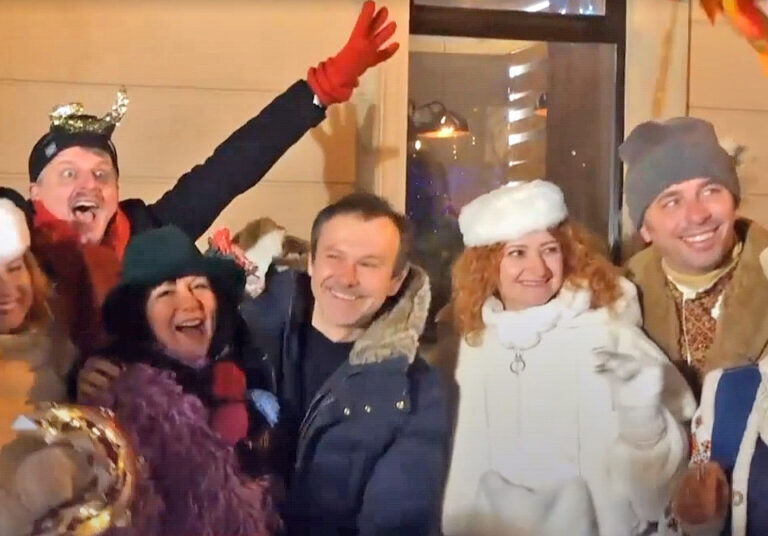 Святослав Вакарчук во Львове заколядовал прямо на улице, опубликовано видео | Культура