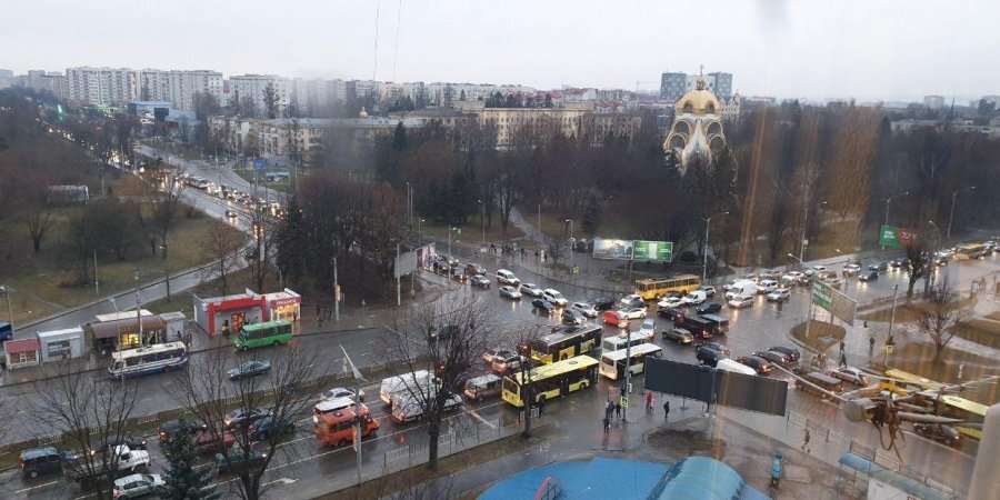 Однією з причин забрудненого повітря на львівських перехрестях є транспортні корки (Фото: Facebook)