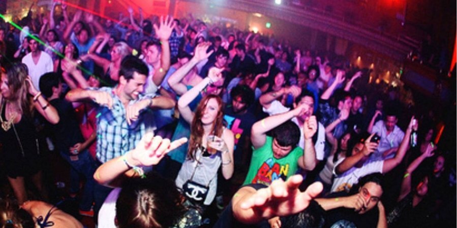 У соцмережах користувачі пишуть, що російську музику можна почути в кожному нічному клубі Львова, де є караоке. (Фото: iStock)