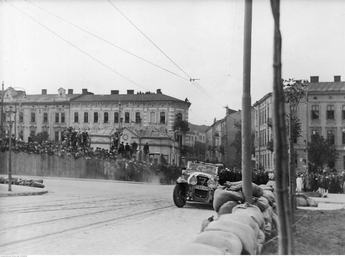 Як проходили перші автомобільні перегони у Львові
