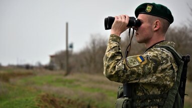 На Буковині невідомий вистрілив у прикордонника: через важкий стан солдата з Києва прибули лікарі