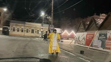 Одягли ряси священника і просили на пожертви: в Чернівцях п'яні "послушники" монастиря осоромились у мережі (відео)