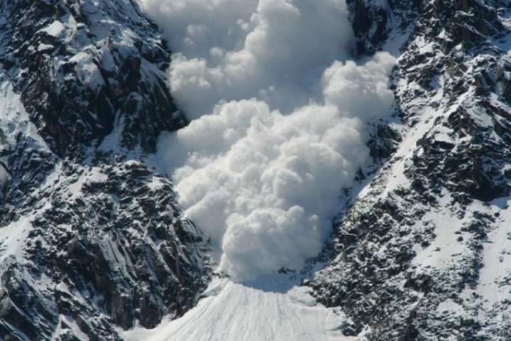 У Карпатах оголошено сніголавинну небезпеку - Рятувальники попереджають про сніголавинну небезпеку у трьох областях