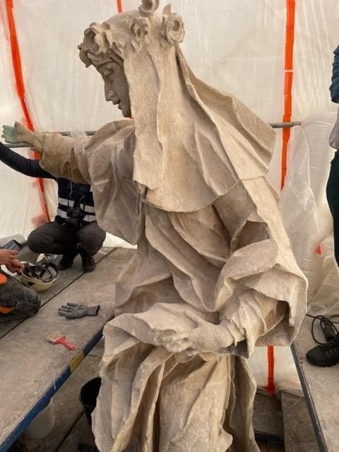 У Львові відреставрували старовинні скульптури монашок на Домініканському костелі - фото 86250