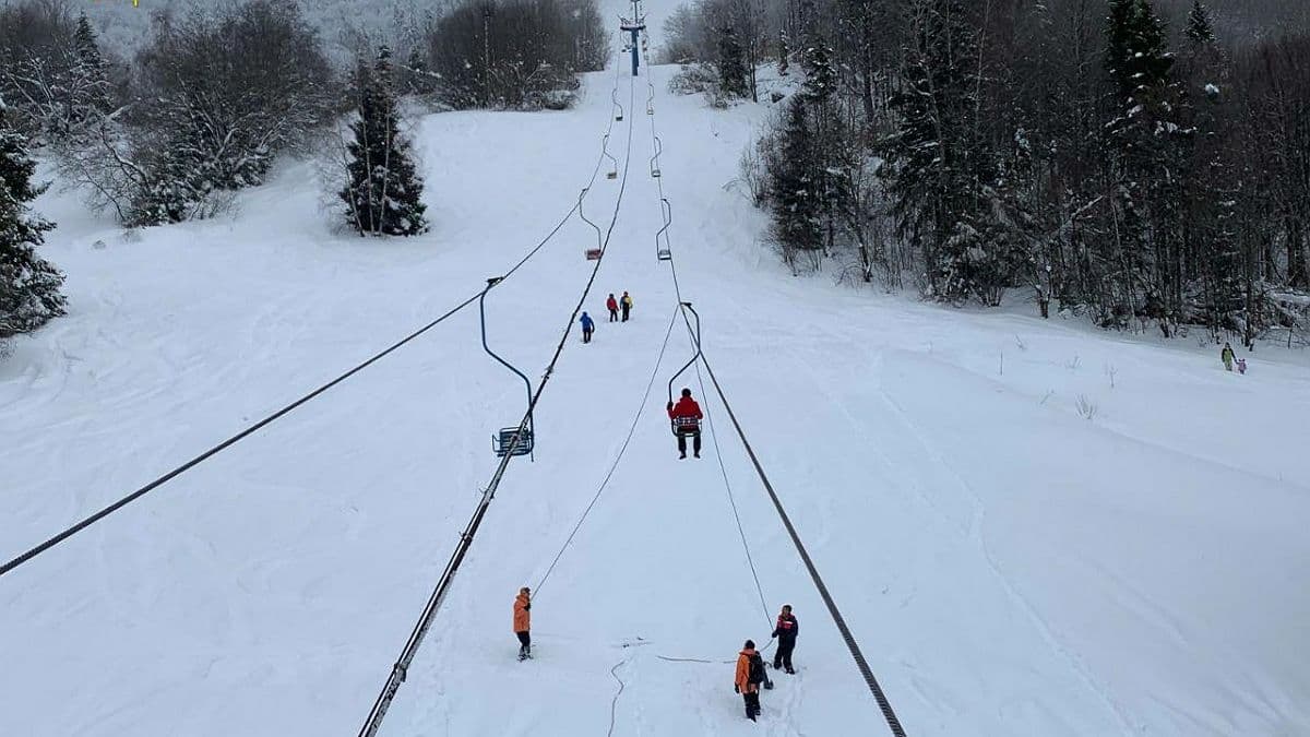 На горнолыжном курорте в Славском семь человек застряли на подъёмнике