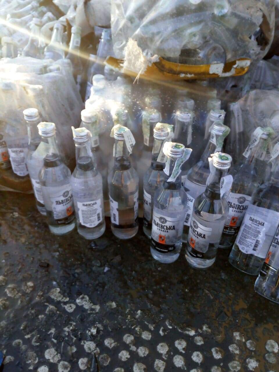 На трасі Київ – Чоп зіштовхнулися вантажівки: дорогу всіяло пляшками з горілкою та вікнами