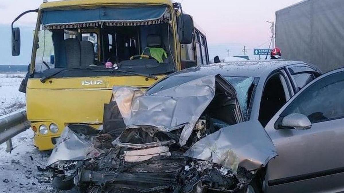 ДТП с автобусом во Львовской области: погиб водитель, 6 человек в больнице