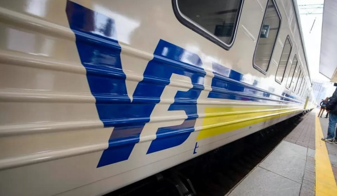 Во Львовской области пассажирский поезд протаранил Skoda, которая застряла на путях