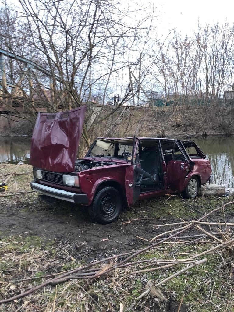 На Львівщині водій зірвався у річку