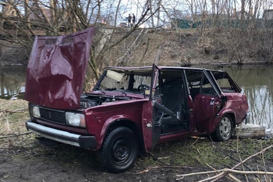 У Червонограді Львівської області легковий автомоюиль злетів з мосту та впав у річку. Водій загинув.