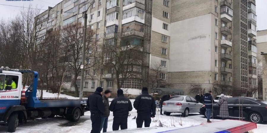 Злодюжці ще й надали першу медичну допомогу, оскільки він порізався, коли розбив вікно (Фото:Патрульна поліція Львівської області)