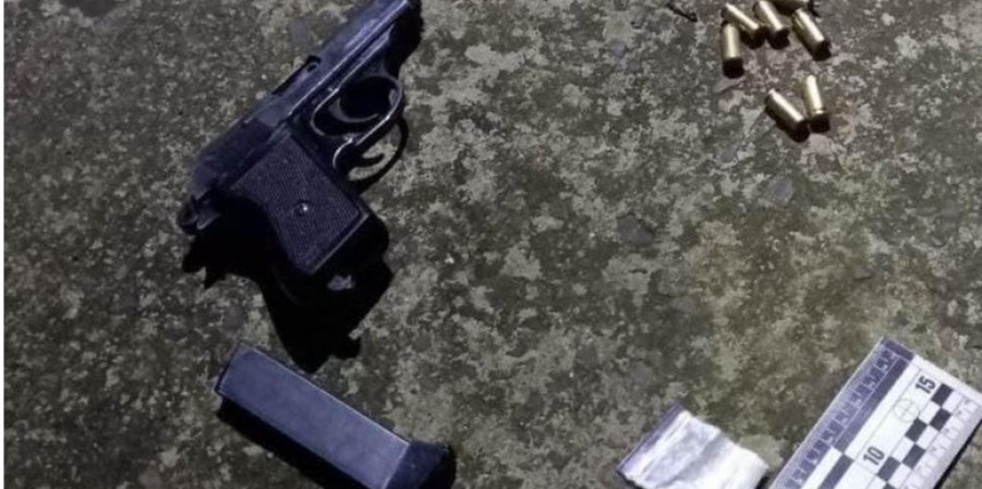Пакетик із наркотиками чоловік заховав у ствол пістолета (Фото:Національна поліція України)