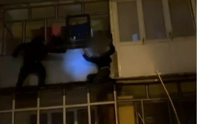 Во Львове полиция снимала неудачливого вора с балкона дома