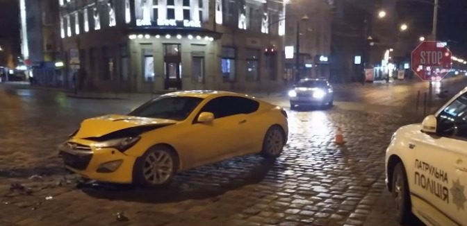 У Львові п'яний водій спорткару влетів у патрульне авто