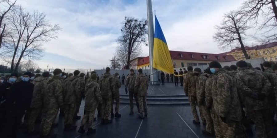 Великий синьо-жовтий прапор підняли на флагшток на території Академії сухопутних військ (Фото:Суспільне. Львів)