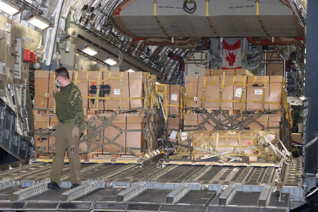 Разгрузка самолета с военной помощью Канады (Фото – Facebook)