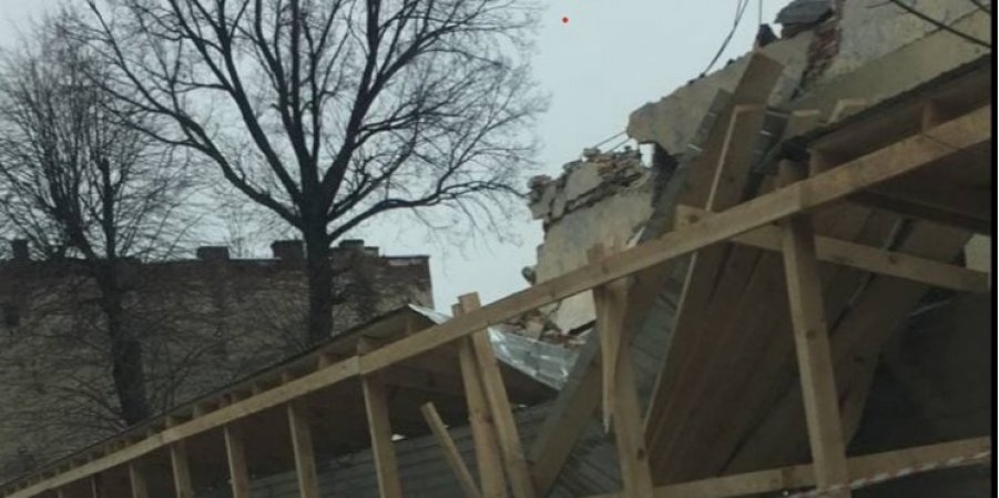 Фасад старого будинку пошкодив захисну крівлю, яка має захищати перехожих (Фото:Varta-1)