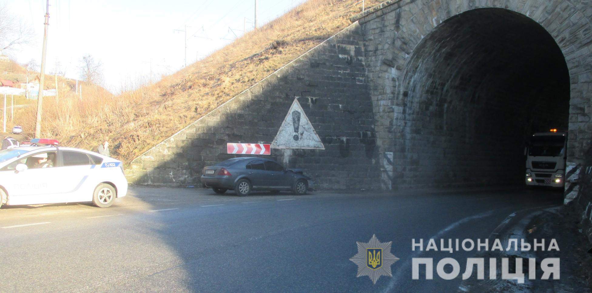Ford влетів у стіну тунелю: у нищівній ДТП на Львівщині постраждала жінка