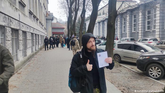 Люди у Львові йдуть записуватися до територіальної оборони
