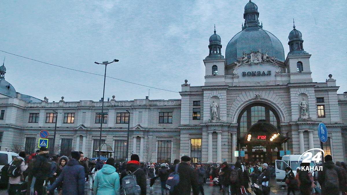 Залізничний вокзал, Львів, біженці