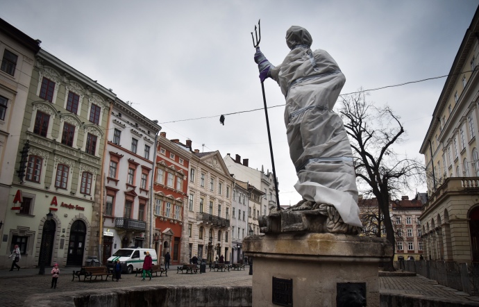 Статуї на львівських фонтанах загорнуті у вогнетривкий матеріал