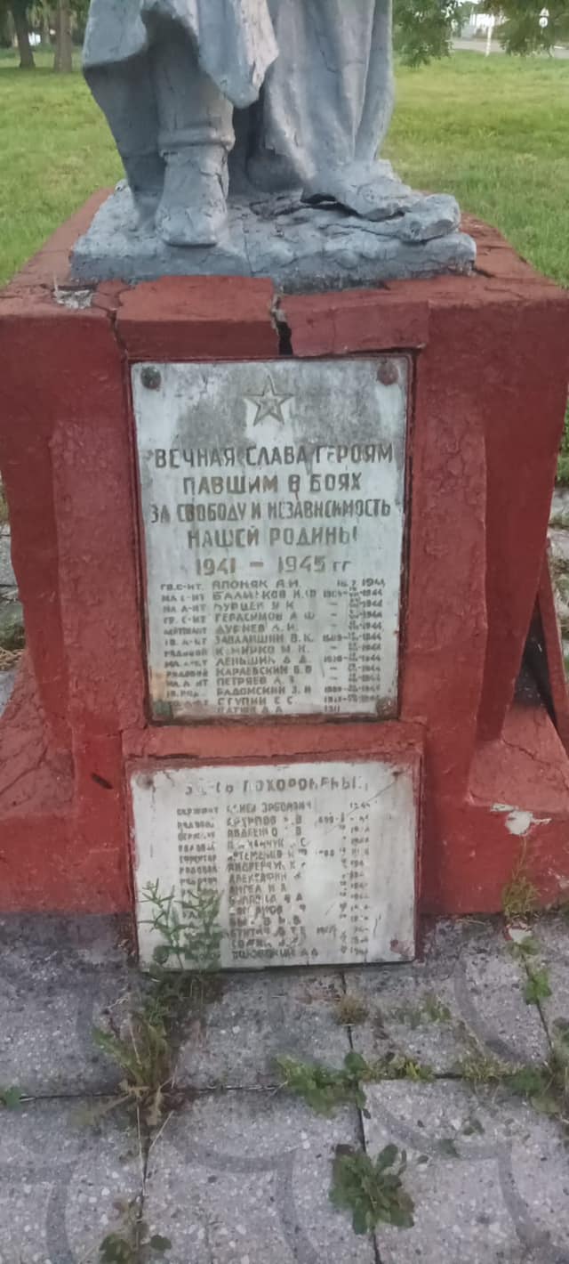 Советские памятники во Львовской области
"спрятали", чтобы их не демонтировали. Разгорелся скандал