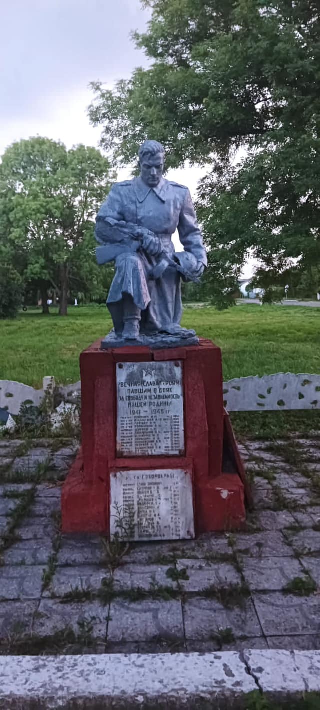 Советские памятники во Львовской области "спрятали", чтобы их не демонтировали. Разгорелся скандал