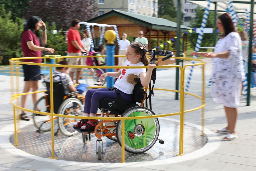 Во Львове появился уникальный парк развлечений для детей с инвалидностью: как он выглядит