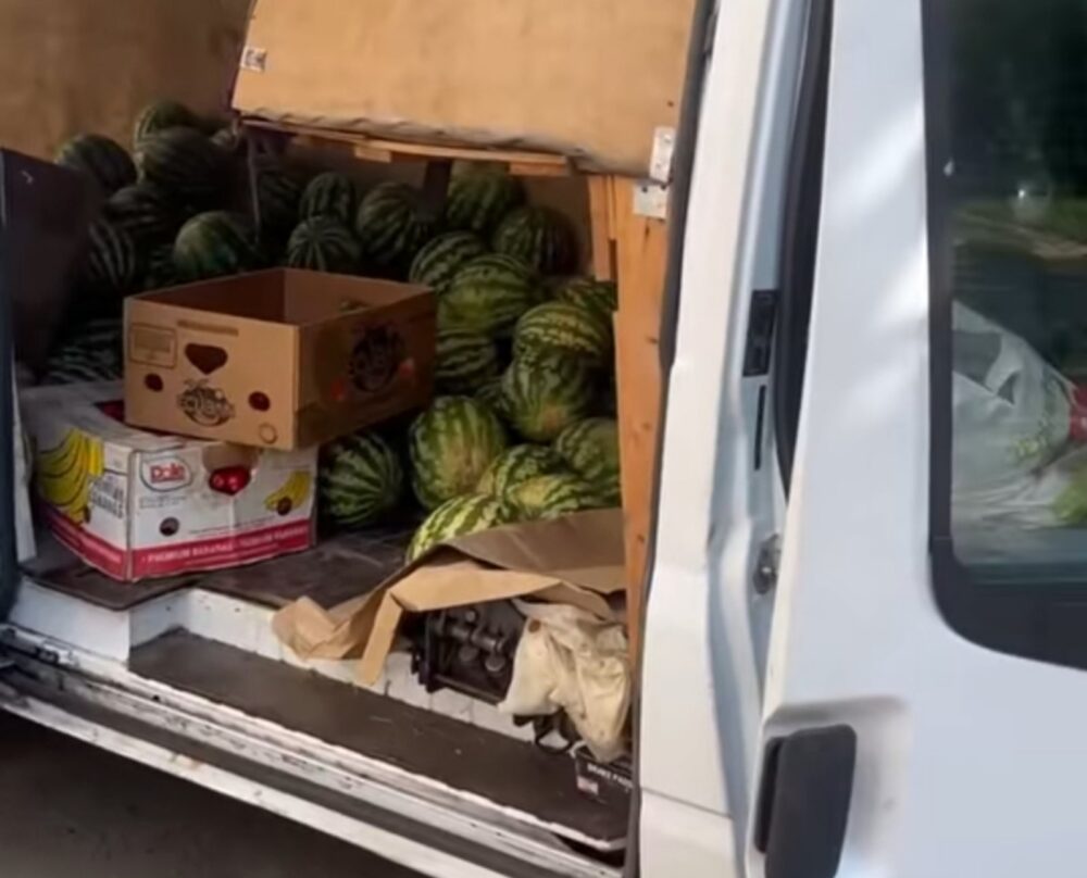 У Львові в авто з наліпками благодійних організацій продають кавуни