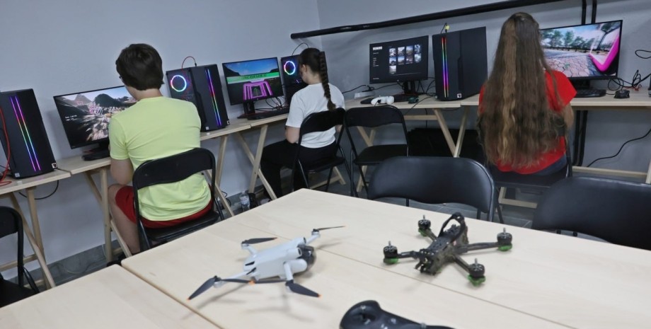 Дети во Львове учатся управлять дронами, фото