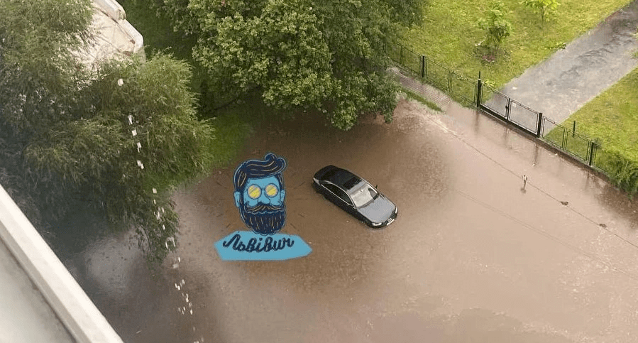 Затопило вулиці та прорвало дах у ТРЦ: Львів плаває після сильного дощу (ВІДЕО)