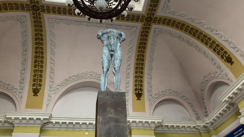 На вокзале во Львове появилась озадачившая горожан скульптура: что там установили (фото)