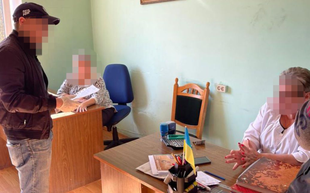 Пыталась съесть 100 долларов: под Львовом врач попалась на взятке от военнослужащего