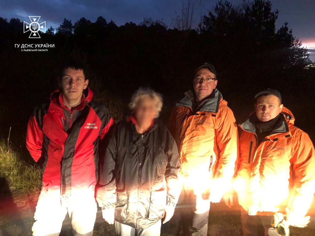 Спасатели и женщина, которая заблудилась в лесу во Львовской области
