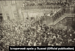 Люди прощаються з митрополитом, листопад 1944 року