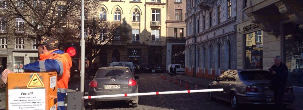 У центрі Львова клієнти платної парковки отримують штрафи за незаконне паркування