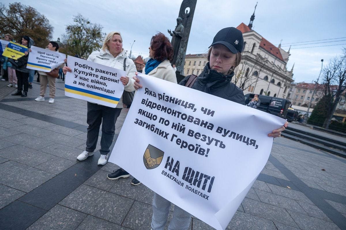 Учасниці протесту з плакатами біля пам'ятника Тарасові Шевченку