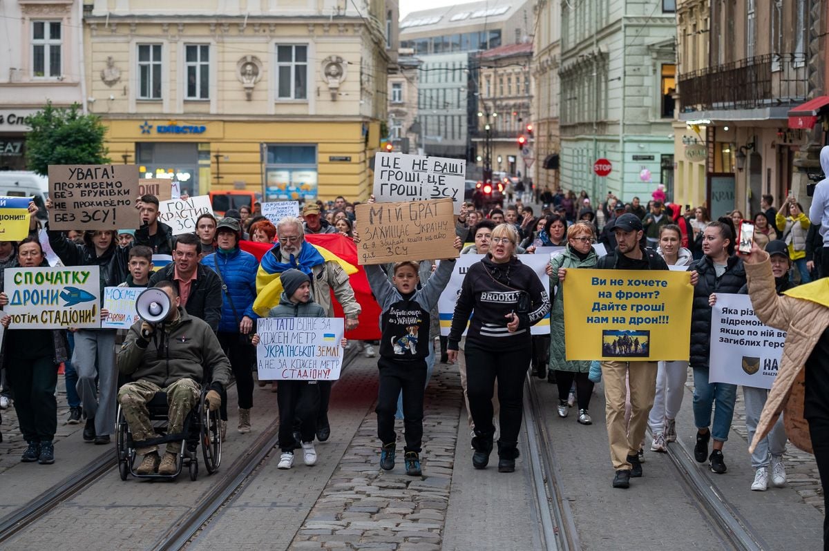 Протестувальники йдуть ходою площею Ринок до ЛОВА