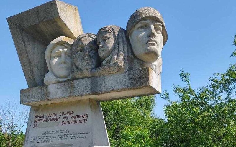 На Львівщині звільнили старосту села, який захищав від зносу радянський пам’ятник