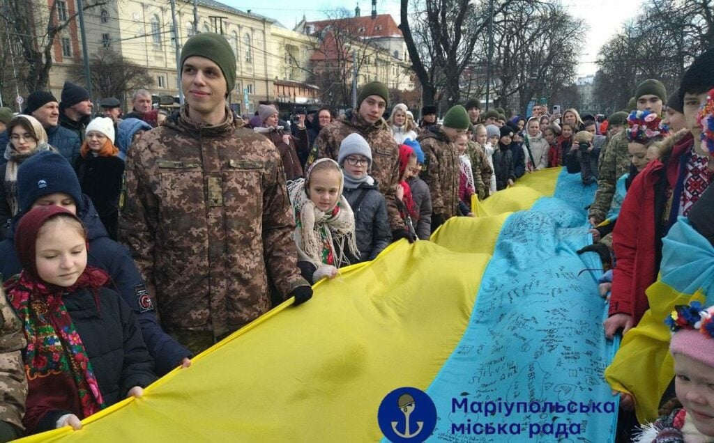Маріупольці розгорнули найбільший прапор України у Львові (фото)