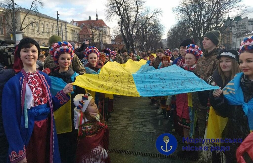 Маріупольці розгорнули найбільший прапор України у Львові (фото)